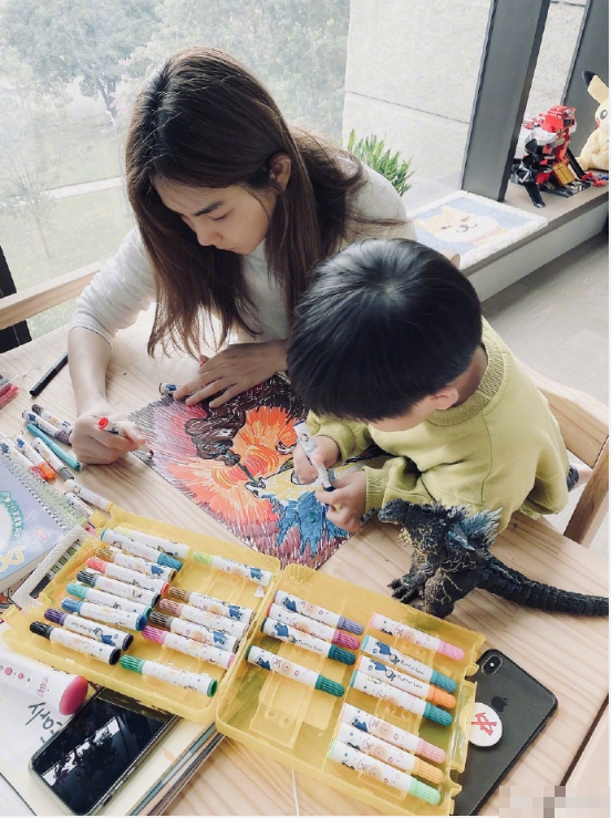 陈嘉桦ella陪儿子劲宝画画劲宝一脸认真可爱十足越长越像妈妈