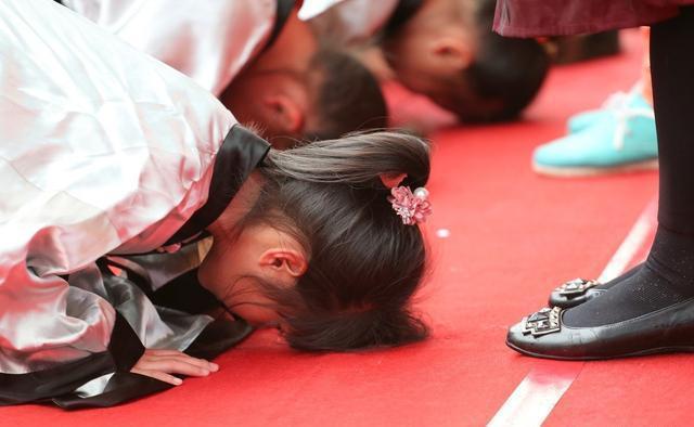 跪拜礼是糟粕还是精华如何才能扬我中华文化的优良传统