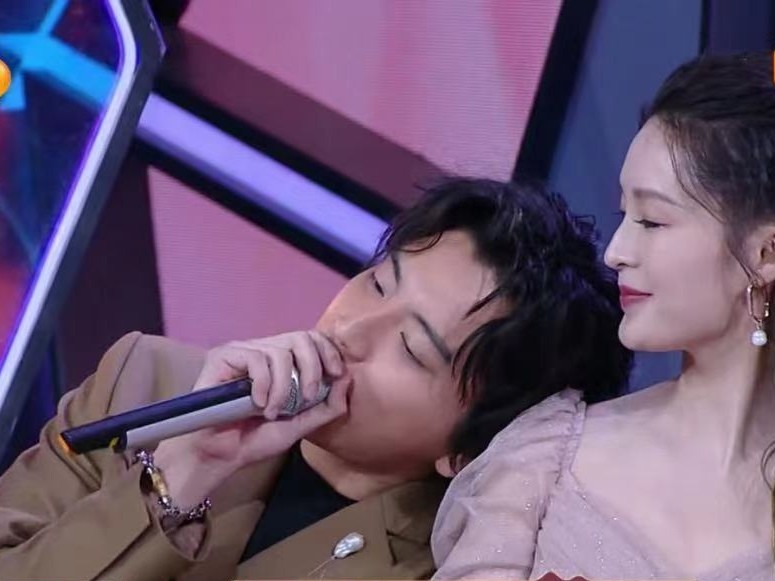 王大陆快本抱李沁引起网友不适,对比于小彤的动作,差距一目了然_腾讯