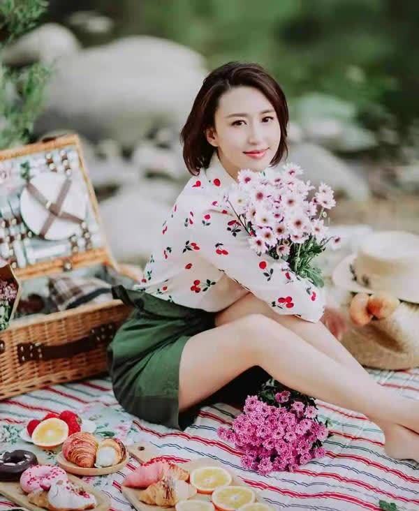 主持人张蕾舞台下好会打扮格纹裙搭长筒靴时髦大气41岁更像31