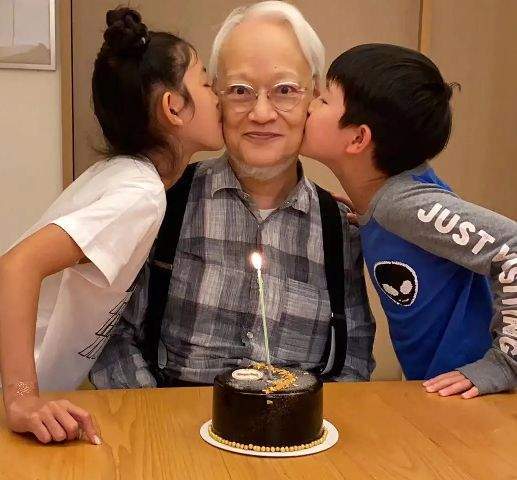 刘墉生日蛋糕只有巴掌大须发皆白儿孙满堂言传身教润物无声