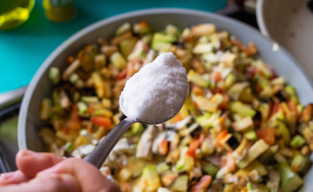 降压药|给有高血压的人提个醒：吃完降压药，这4种食物，别再往嘴里塞了