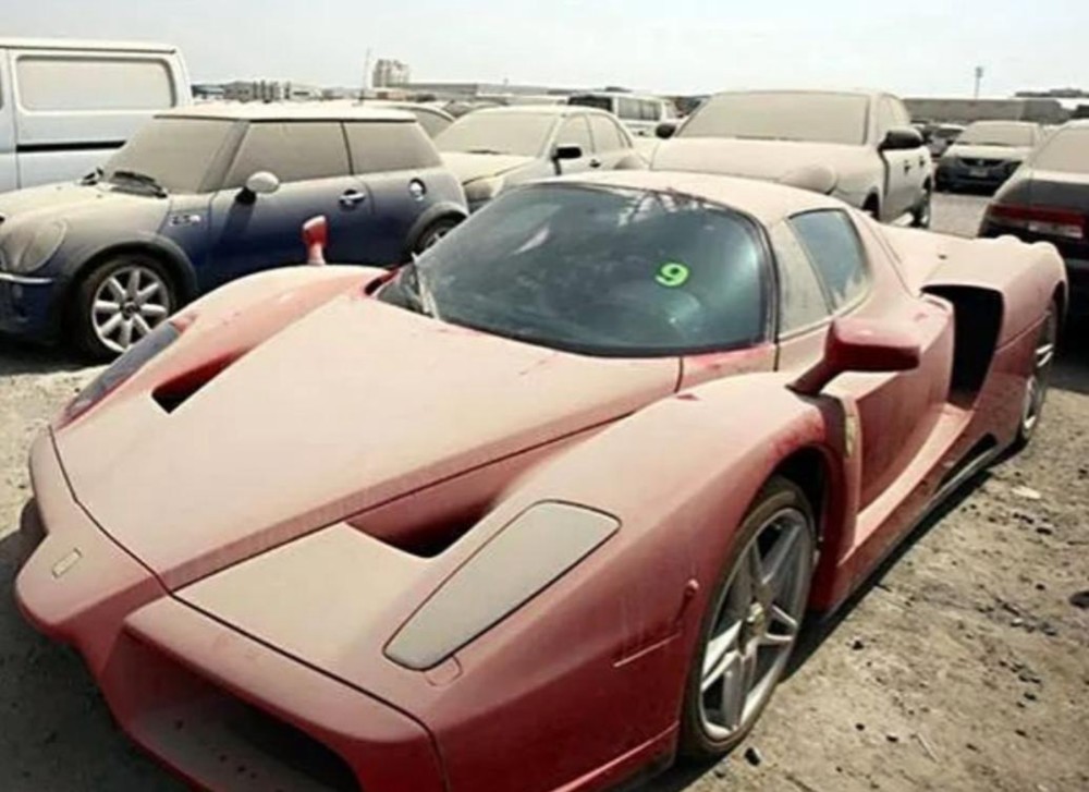 迪拜某"豪车坟场",劳斯莱斯奔驰遍地都是,价格极低却无人敢买_腾讯