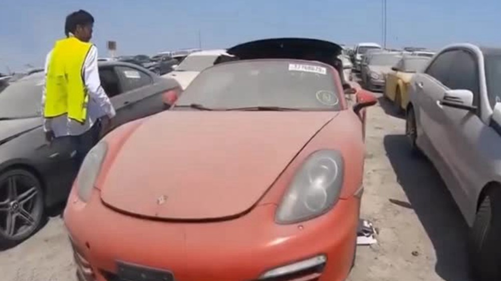 迪拜某"豪车坟场",劳斯莱斯奔驰遍地都是,价格极低却无人敢买_腾讯