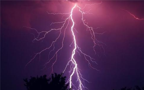 男子10年被雷劈中3次导致终生残疾去世4年后坟墓又遭雷劈开