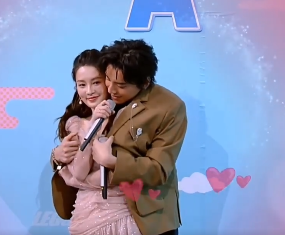 王大陆李沁实锤?当事人发文回应,帖脸拥抱只是职业需求_腾讯新闻