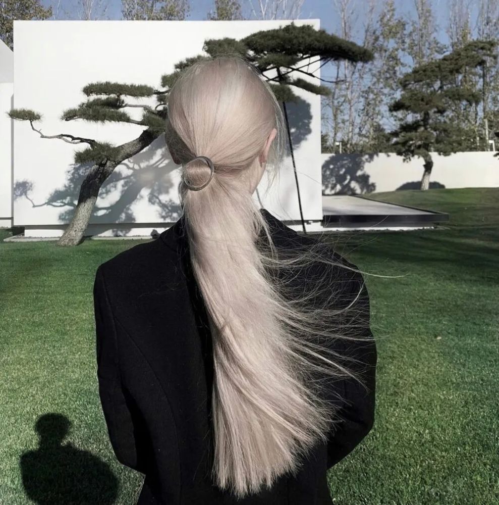 西装革履女生头像