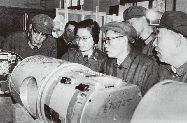 彭士禄(前右二)与聂力(中)在工厂调研.