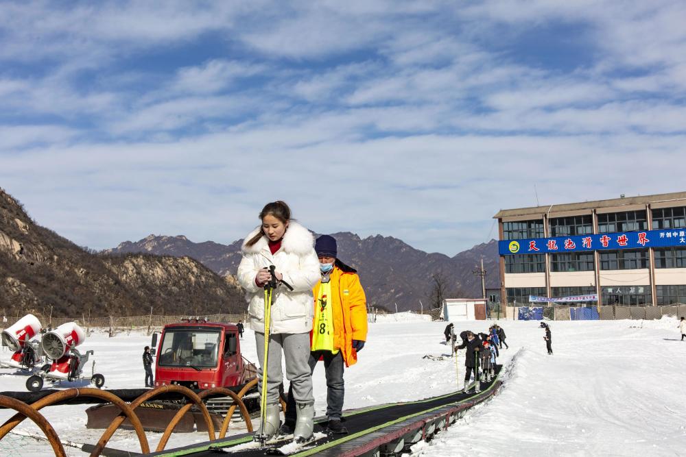 就地过年人气旺天龙池滑雪场成游客热门打卡地