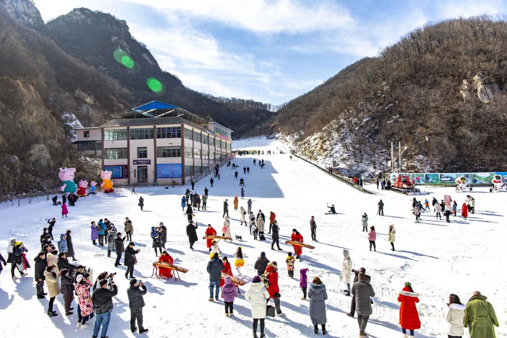 就地过年人气旺天龙池滑雪场成游客热门打卡地