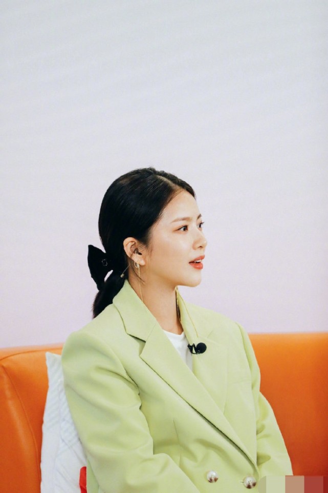 杜淳妻子正面照首曝光扎低马尾笑容甜美五官精致不输大牌女星