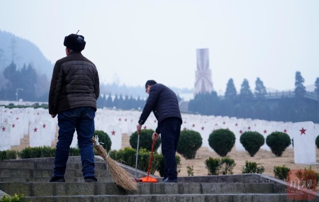 综合考虑起来,没人觉得他还适合守墓,但所有人都支持他.
