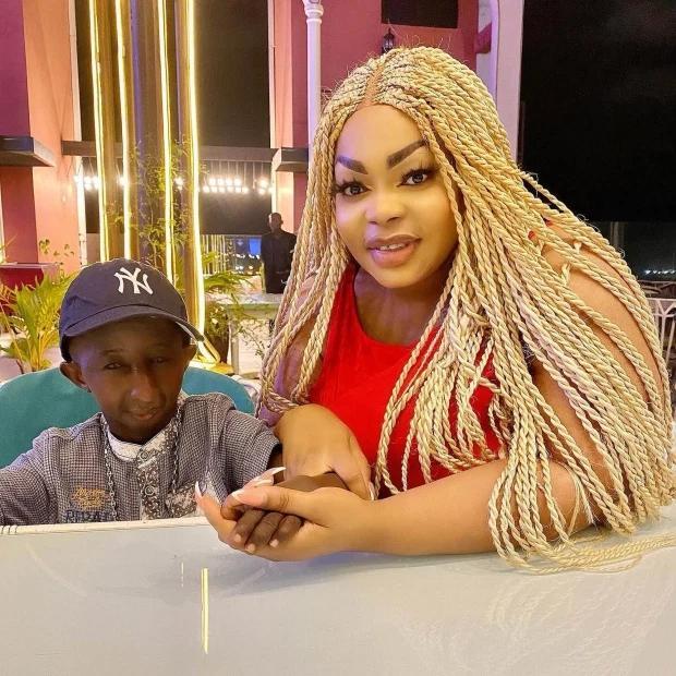 科特迪瓦"超大版卡戴珊"和迷你版未婚夫双登热搜,称彼此是真爱_腾讯