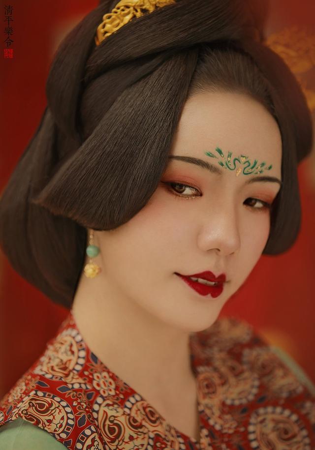 可见女生描眉有着历史意义的,古典美的眉形以柳叶眉及远山眉为代表