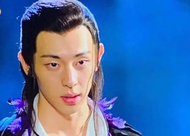 长相评价两极分化严重,抛开《香蜜》滤镜,邓伦是帅还是丑?