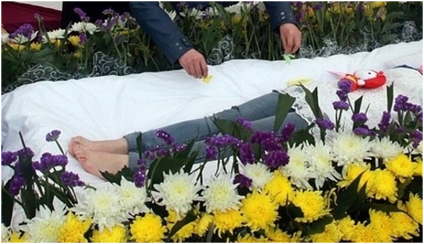 妻子去世3岁女儿总踢棺材众人指责她抬起脚众人泪流满面