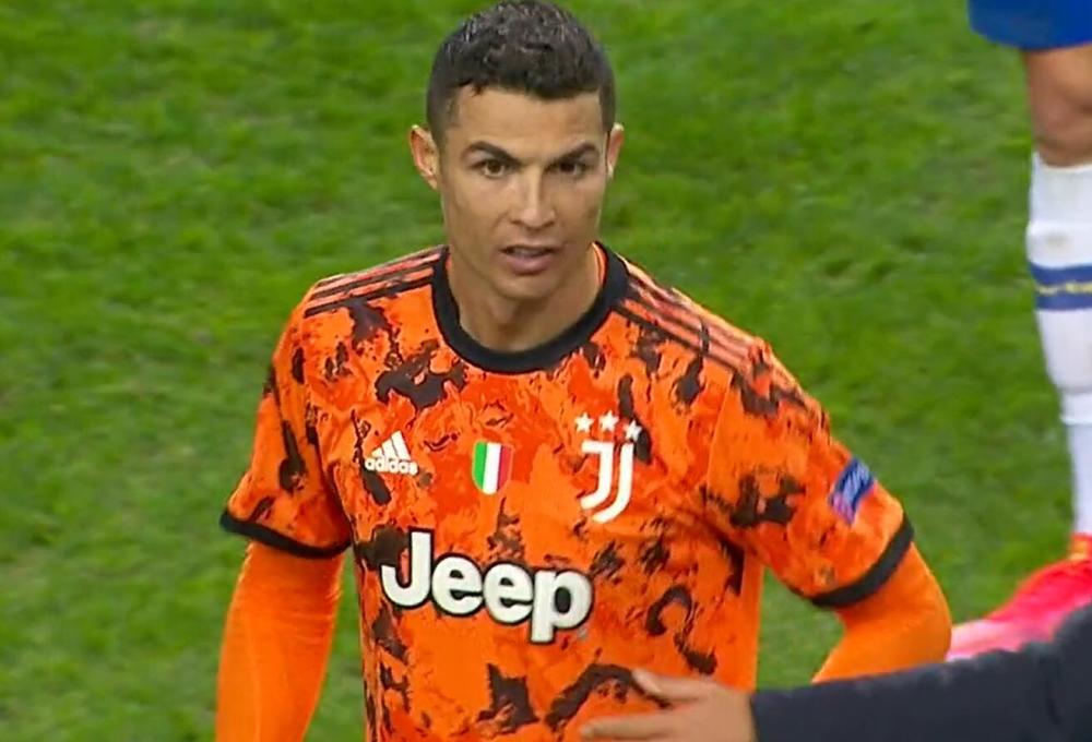 寒心裁判拒判点球c罗跪地时谁注意对手疯狂对c罗鼓掌