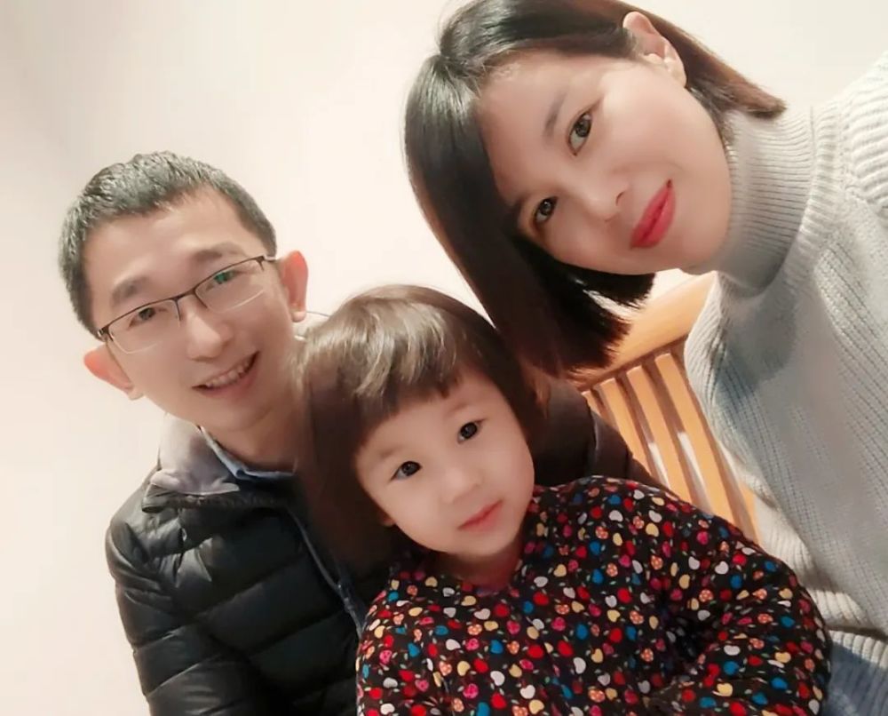 潍坊人徐丽(右一)与丈夫,女儿留在上海过年.