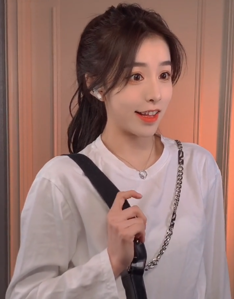 刘思瑶为蹭热度cos刻晴只顾让脸好看却忘了遮盖猪蹄膀