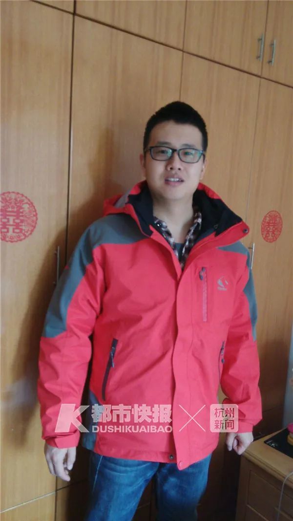 "同行的朋友帮沈炜亮抓拍了一张湖边的全身照,"不