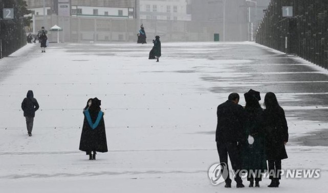 唯美静谧 韩国梨花女大学生雪中拍摄毕业照 组图 梨花女子大学 唯美 韩国 旅游 大学生