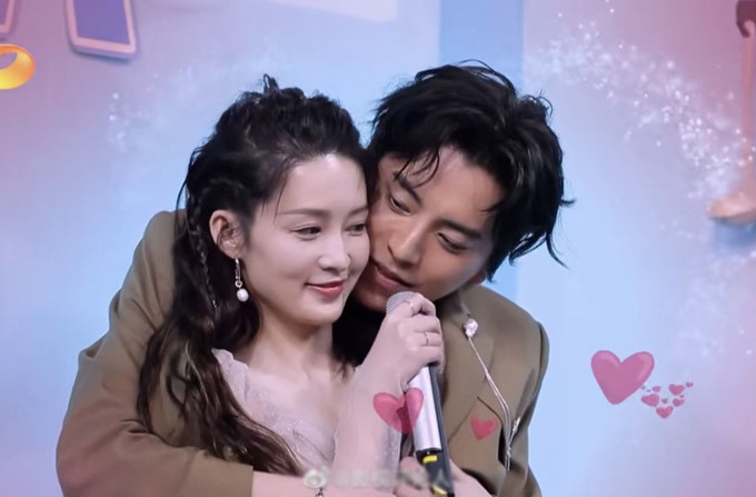 王大陆抱李沁的动作引人反感?小姐姐穿粉色超短网纱裙,似仙女