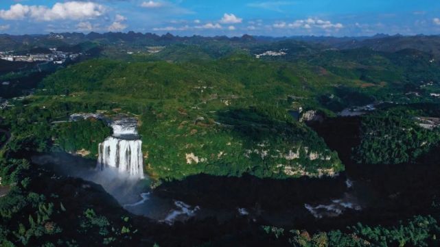 在地貌上表現為發育在地表的峰林,天生橋,瀑布等,發育在地下的溶洞