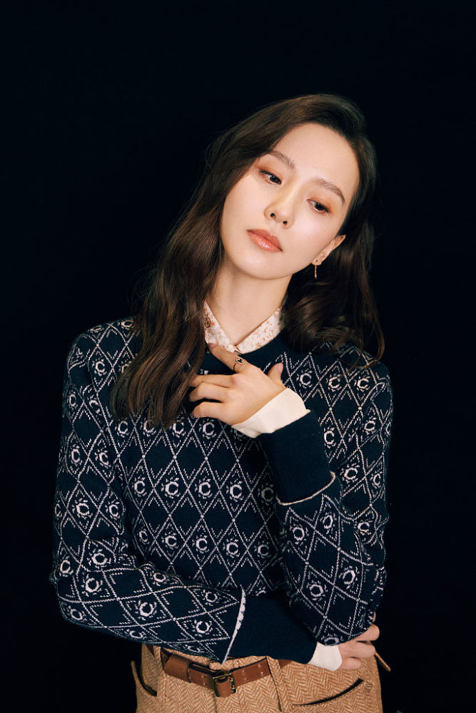 刘诗诗复古造型优雅干练 长发微卷气质脱俗美如画