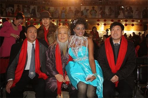 杨彦带了个非洲媳妇回来的消息很快不胫而走,杨彦的家人都反对,但他