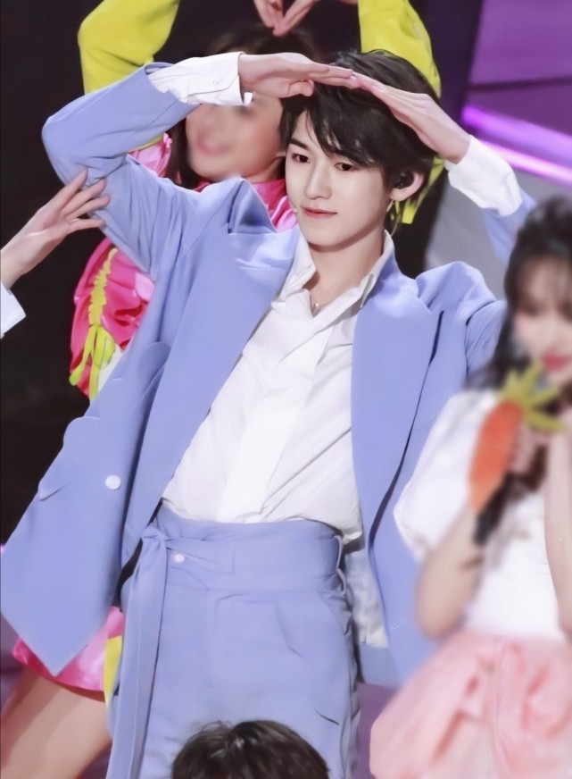 tnt宋亚轩西装穿搭来自芽儿的笑容暴击