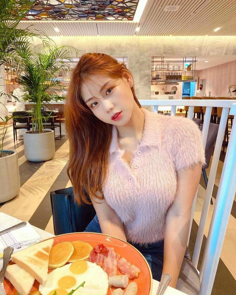 张雨绮春晚首秀土上3.9亿热搜哈哈哈!大胸妹穿衣真没救了吗