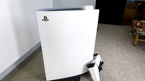 油管博主耗巨资diy,打造巨型ps5游戏机赠粉丝,趴在手柄上玩游戏