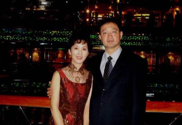 1989年,龚雪生下了一个女儿,丈夫聪明儒雅,女儿活泼可爱,而龚雪已过