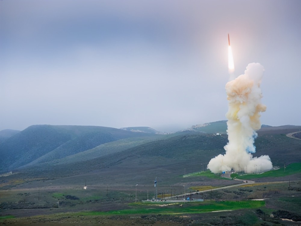 洲际导弹发射后为什么可以经过他国上空但又不会被击落