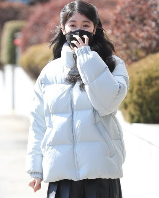 素媛的扮演者李甄长大了15岁现身新剧发布会穿短裙秀大长腿