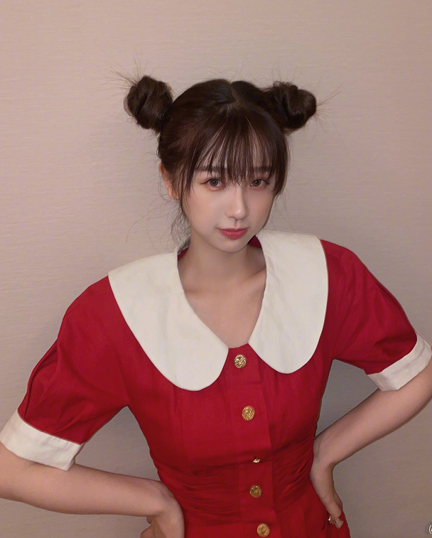 虞书欣垫肩装穿出"肌肉感",双丸子头下看整体效果:真人金刚芭比?