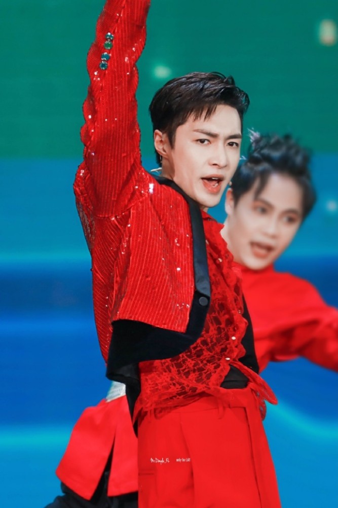 张艺兴携原创作品《画卷》再次登上央视春晚舞台_腾讯新闻