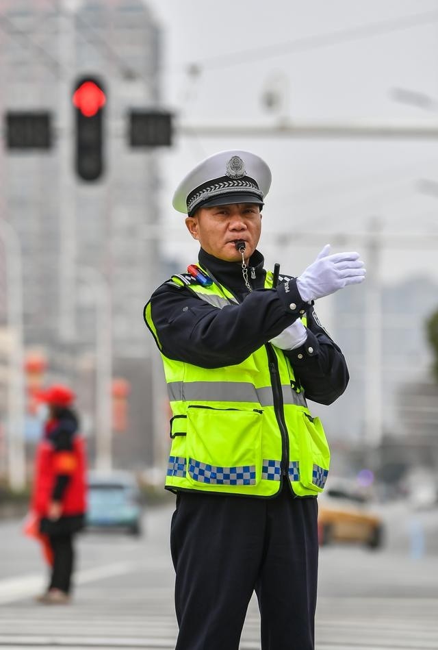 人民日报"新春走基层"报道武汉交警刘五桥事迹_腾讯新闻