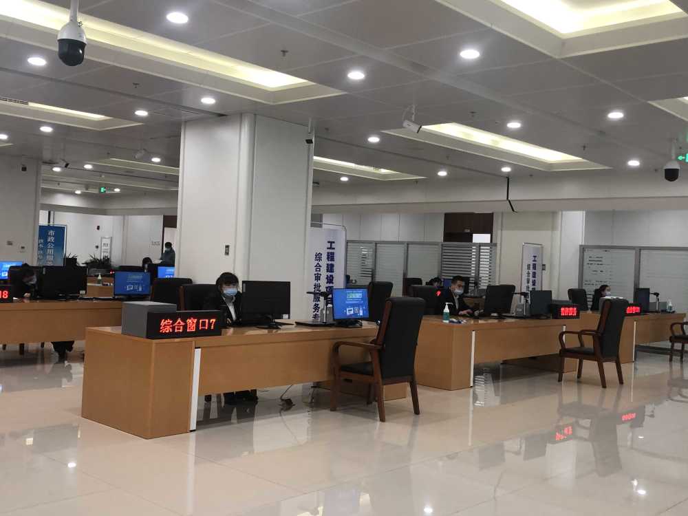 内井然有序,工作人员精神饱满,在热情耐心地接待前来办事的每一位群众