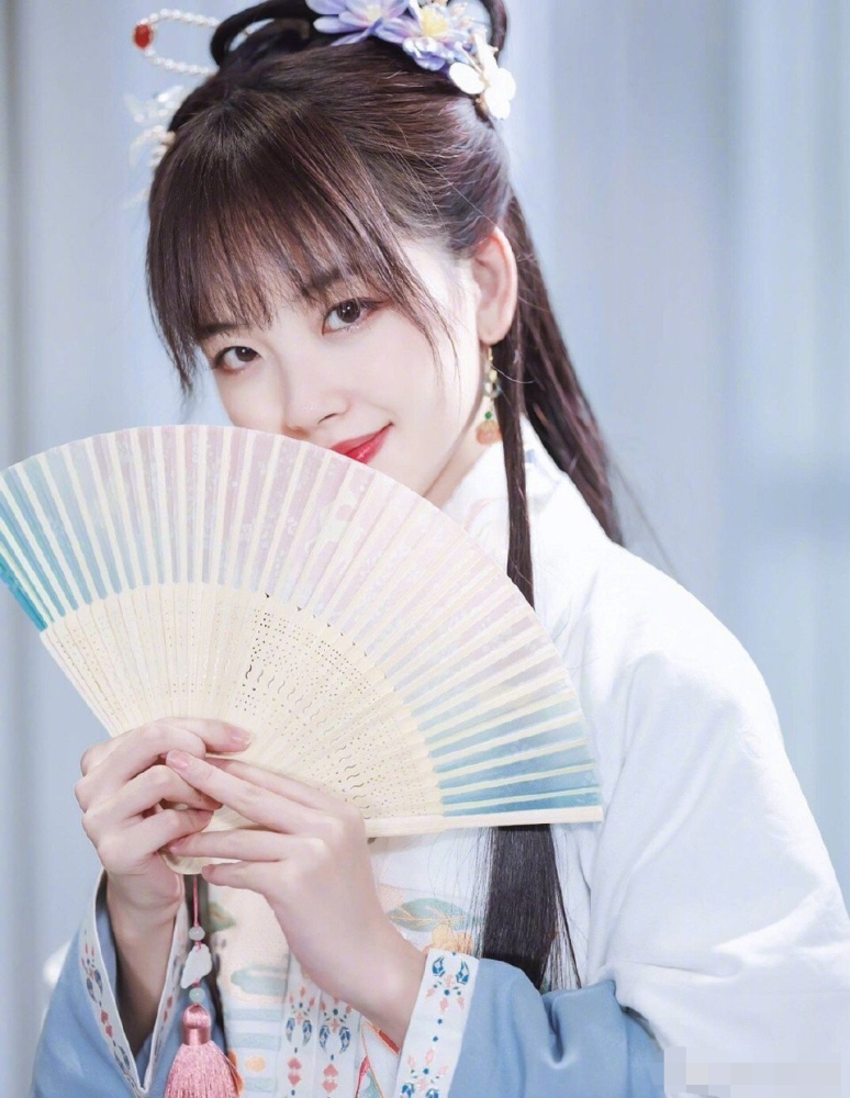 "国民初恋"王冰冰的汉服造型娇俏甜美,但是妆容却引起网友吐槽