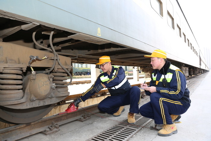 90后与00后铁路调车师徒首次搭档接受春运挑战