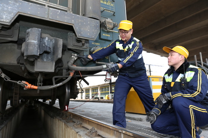 90后与00后铁路调车师徒首次搭档接受春运挑战