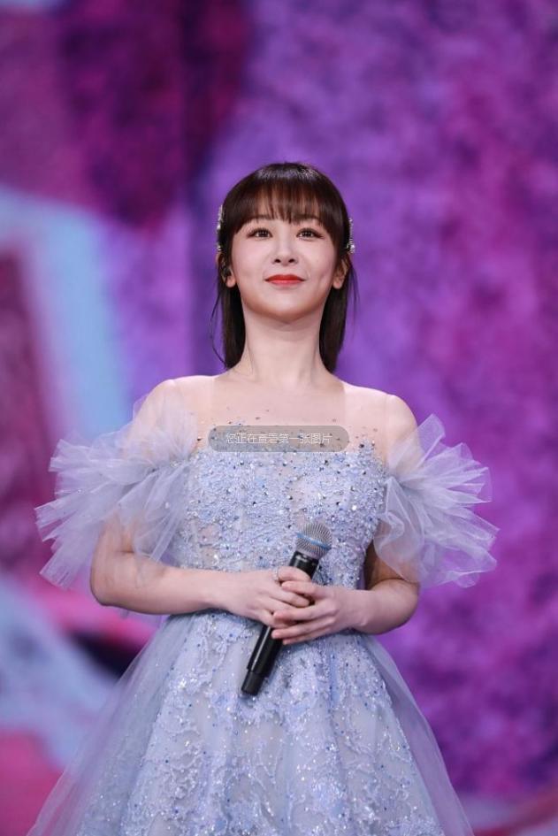 杨紫这造型真是仙气十足,穿蓝色纱裙优雅又大方,看着挺有女人味