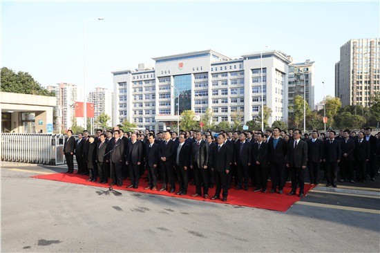 开工首日湖南省交通厅举行升国旗仪式