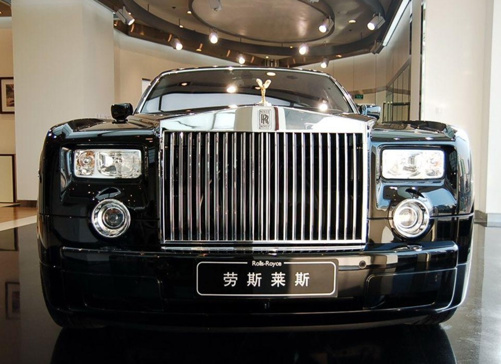 劳斯莱斯霸占两个车位看到车前留的一张纸迪迦来了都不好使