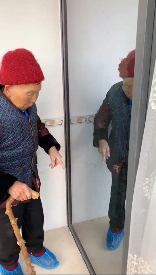 93歲老人萌翻全網:給鏡中的自己讓路,還搬起小板凳聊一個多小時,網友