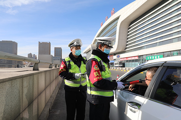 西宁铁路交警保障春运返程高峰出行安全|法治日报|春运|西宁|疫情防控