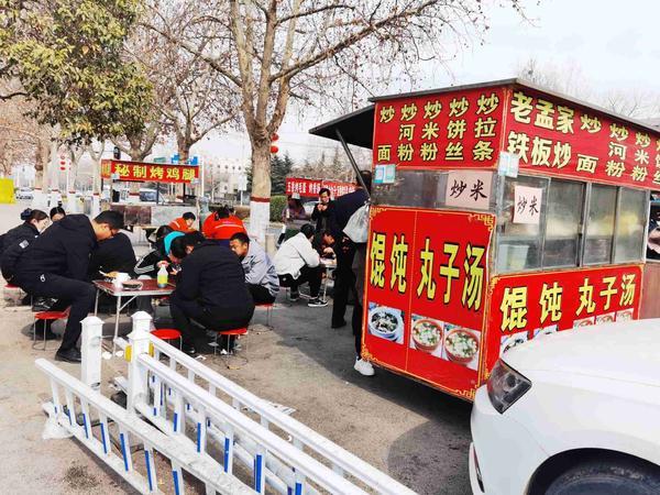 炒米炒面炒粉,煎饼果子,馄饨,丸子汤,肉夹馍……各类小吃,颇受欢迎.