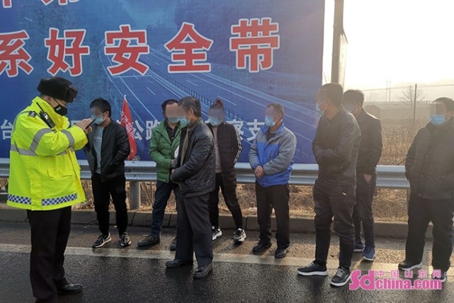 温裕琳) 1月30日下午14时许,烟台高速交警栖霞大队民警在沈海高速中桥