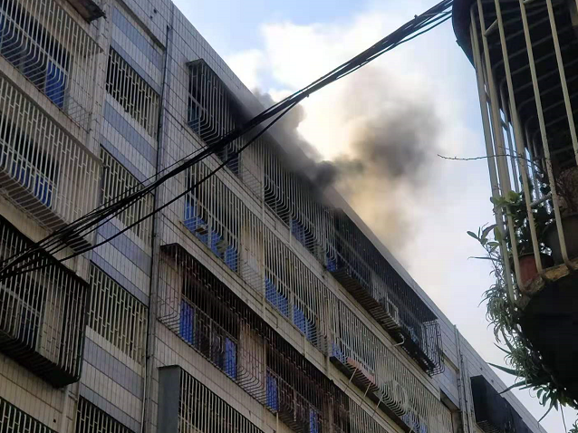 福州长乐一小区突发火灾,现场浓烟翻滚